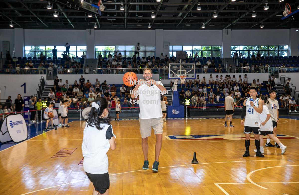 星空体育-NBA传奇球星德克诺维茨基到访2024海口观澜湖夏令营研学游开营仪式